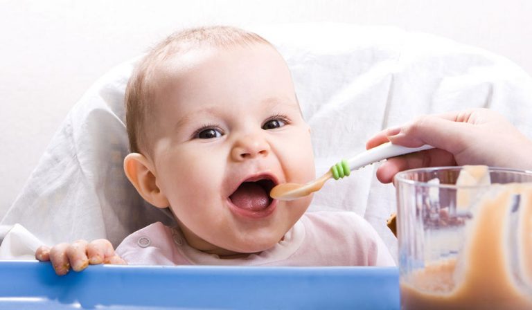 ما هو اكل الطفل في الشهر الرابع؟ نقدم لكم 6 مقترحات