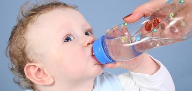 متى يشرب الرضيع الماء وما مقدار كمية الماء التي يجب تناولها؟
